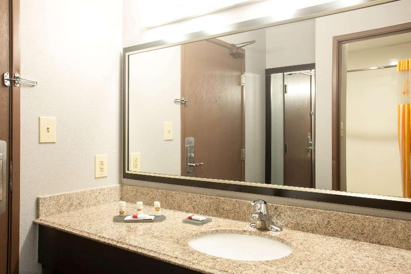 La Quinta Inn St Louis Hazelwood Airport North image