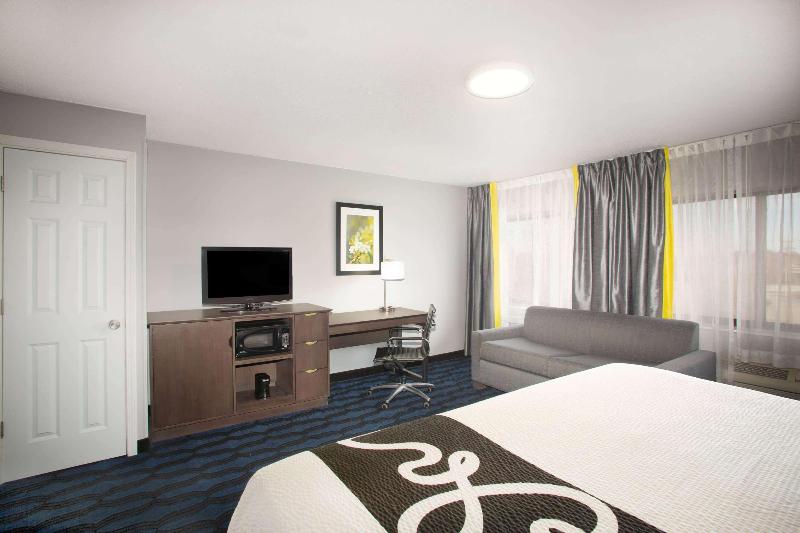 La Quinta Inn St Louis Hazelwood Airport North image