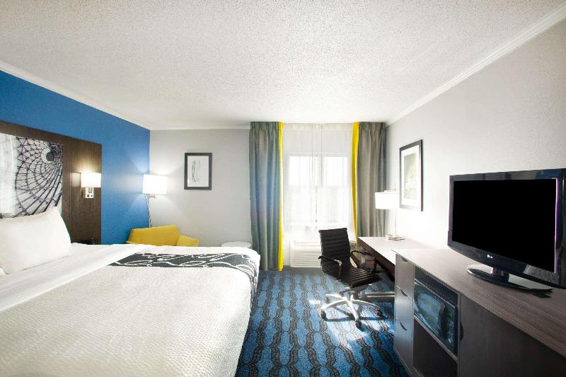 La Quinta Inn St Louis Hazelwood Airport North image