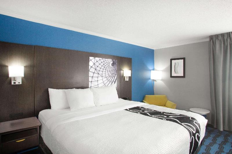 La Quinta Inn St Louis Hazelwood Airport North image