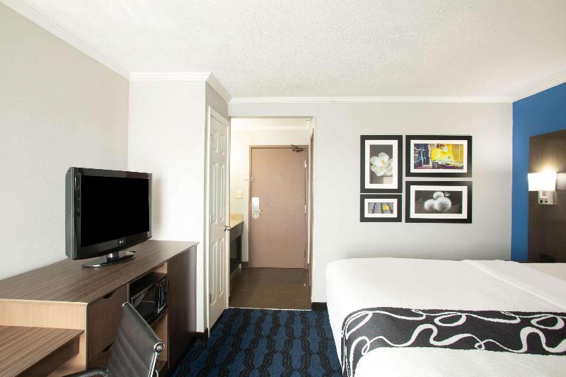 La Quinta Inn St Louis Hazelwood Airport North image