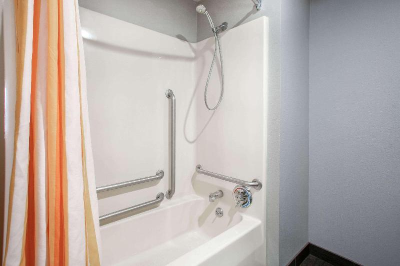 La Quinta Inn St Louis Hazelwood Airport North image