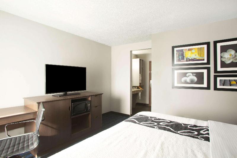 La Quinta Inn St Louis Hazelwood Airport North image