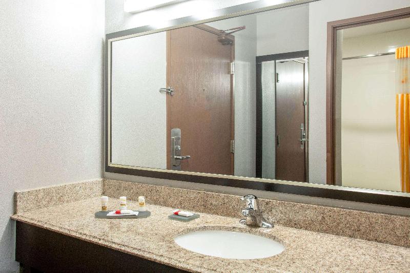La Quinta Inn St Louis Hazelwood Airport North image