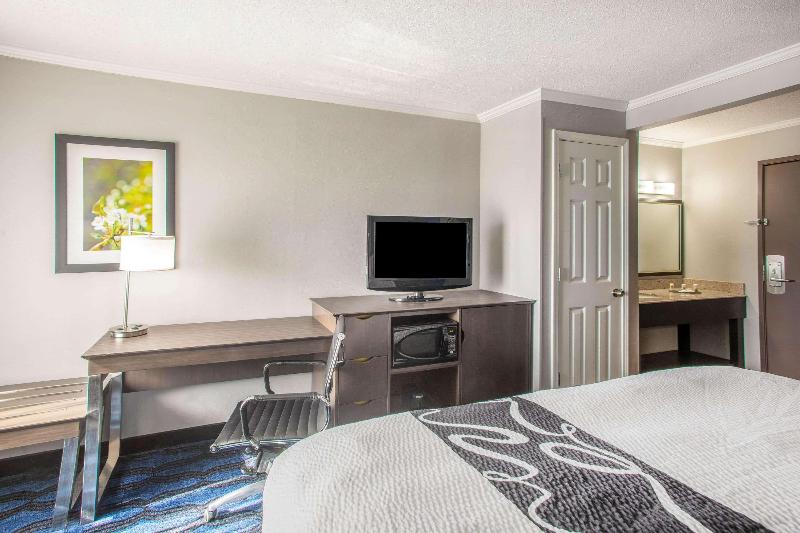 La Quinta Inn St Louis Hazelwood Airport North image