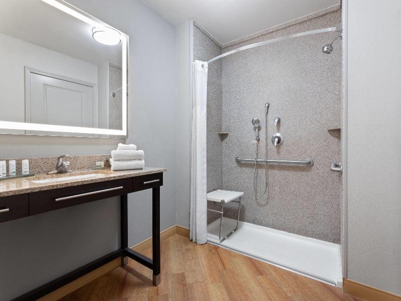 La Quinta Inn Suites Columbus Edinburgh image