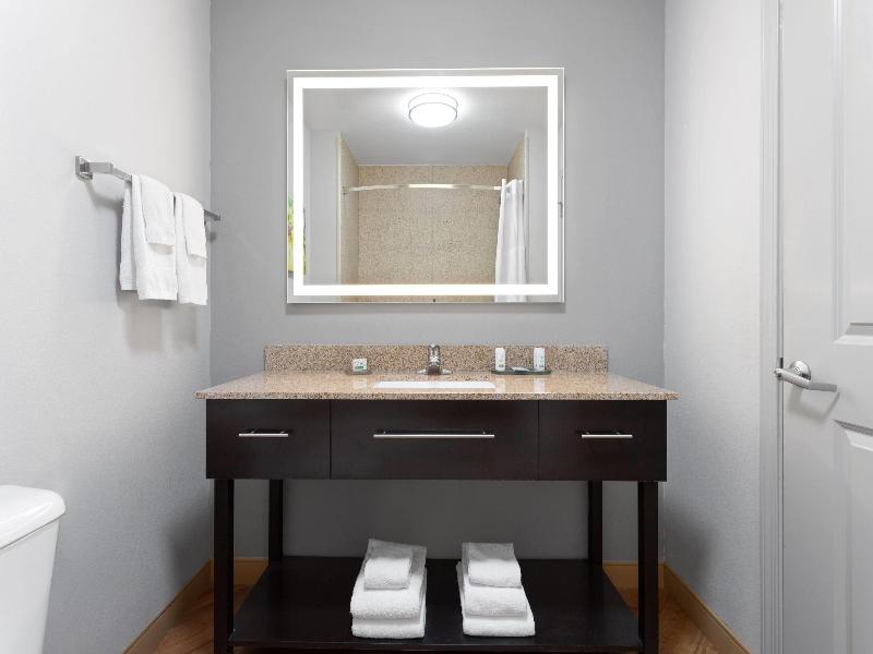La Quinta Inn Suites Columbus Edinburgh image