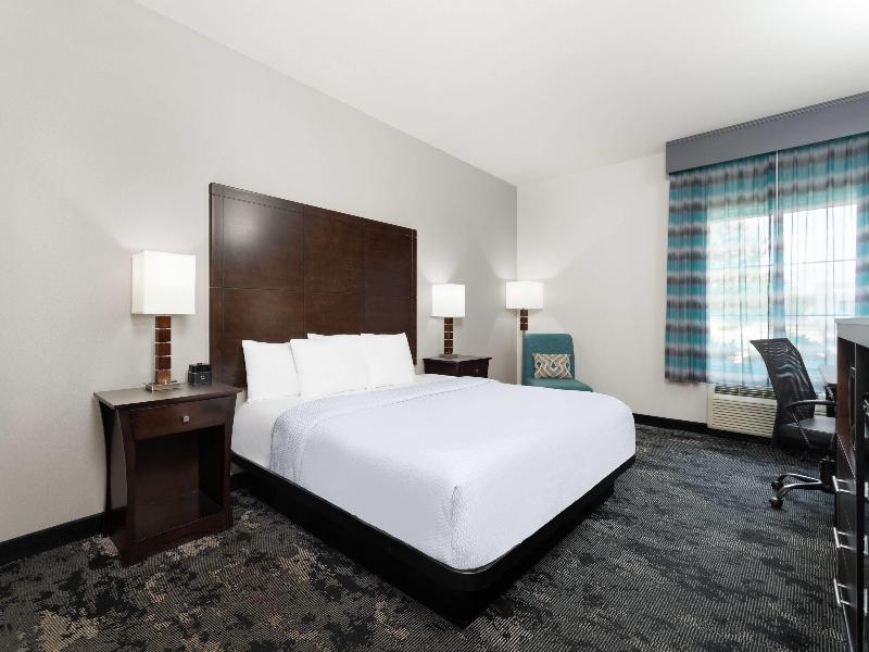 La Quinta Inn Suites Columbus Edinburgh image