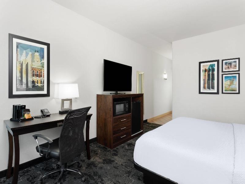La Quinta Inn Suites Columbus Edinburgh image