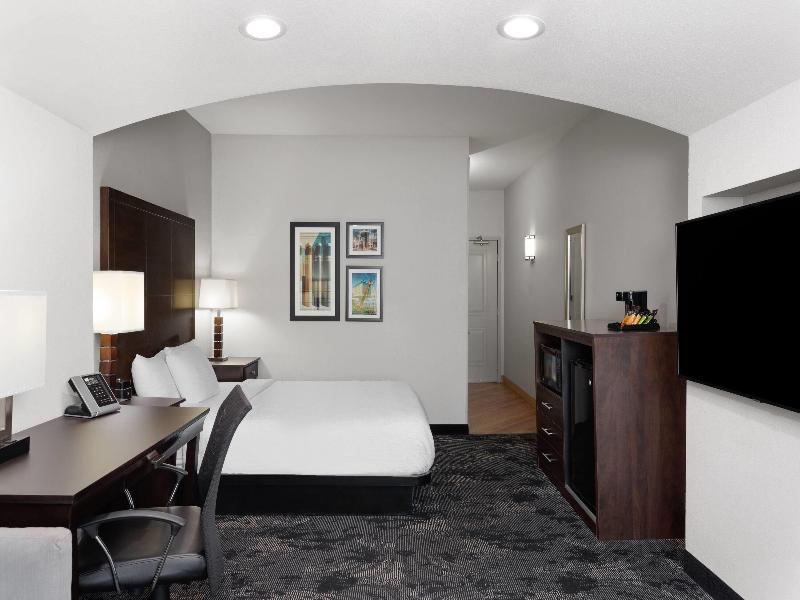 La Quinta Inn Suites Columbus Edinburgh image