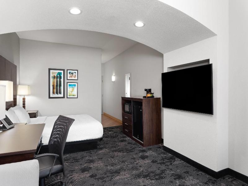 La Quinta Inn Suites Columbus Edinburgh image