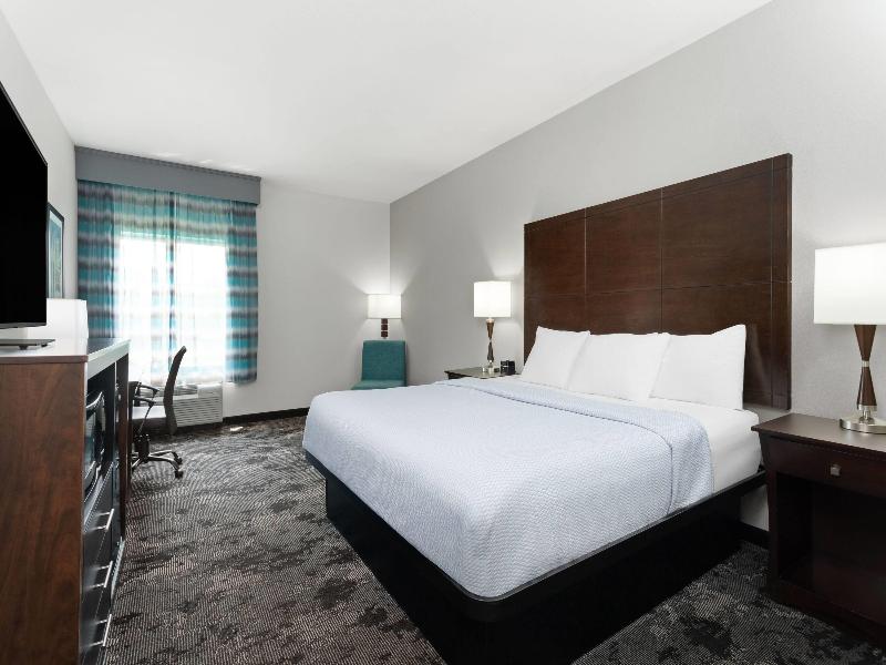 La Quinta Inn Suites Columbus Edinburgh image