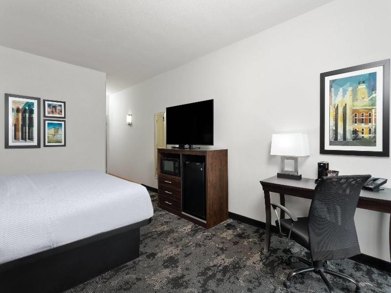 La Quinta Inn Suites Columbus Edinburgh image