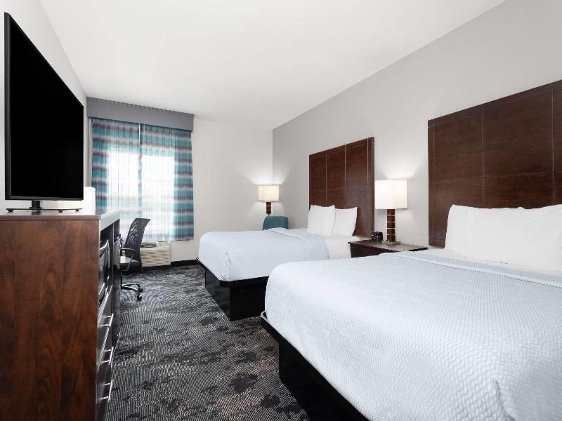 La Quinta Inn Suites Columbus Edinburgh image