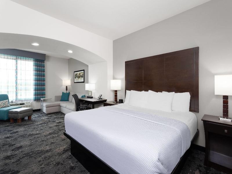 La Quinta Inn Suites Columbus Edinburgh image