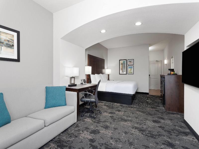 La Quinta Inn Suites Columbus Edinburgh image
