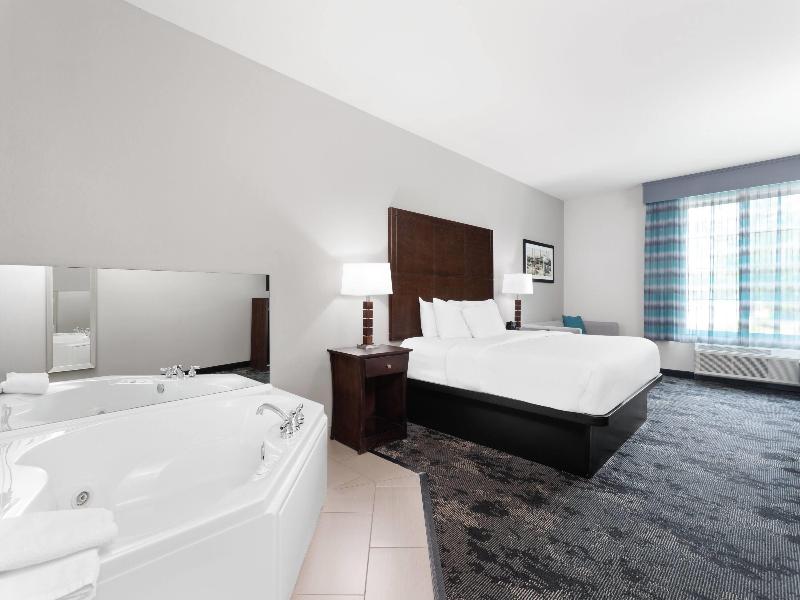 La Quinta Inn Suites Columbus Edinburgh image