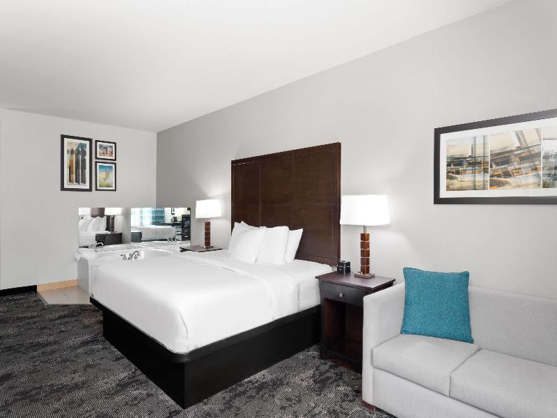 La Quinta Inn Suites Columbus Edinburgh image