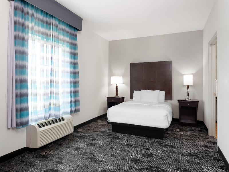 La Quinta Inn Suites Columbus Edinburgh image