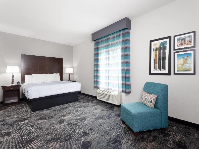 La Quinta Inn Suites Columbus Edinburgh image