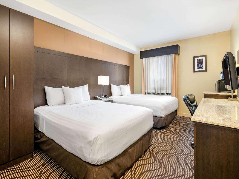 La Quinta Inn Suites By Wyndham Oshawa image