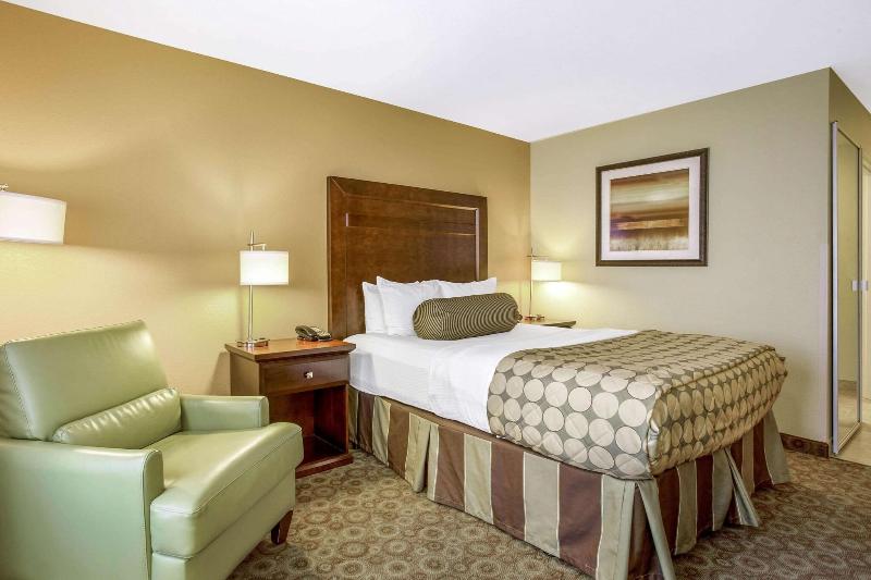 La Quinta Inn Suites By Wyndham Dickinson image