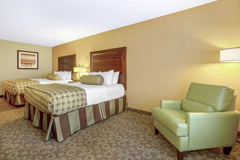 La Quinta Inn Suites By Wyndham Dickinson image