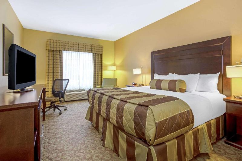 La Quinta Inn Suites By Wyndham Dickinson image