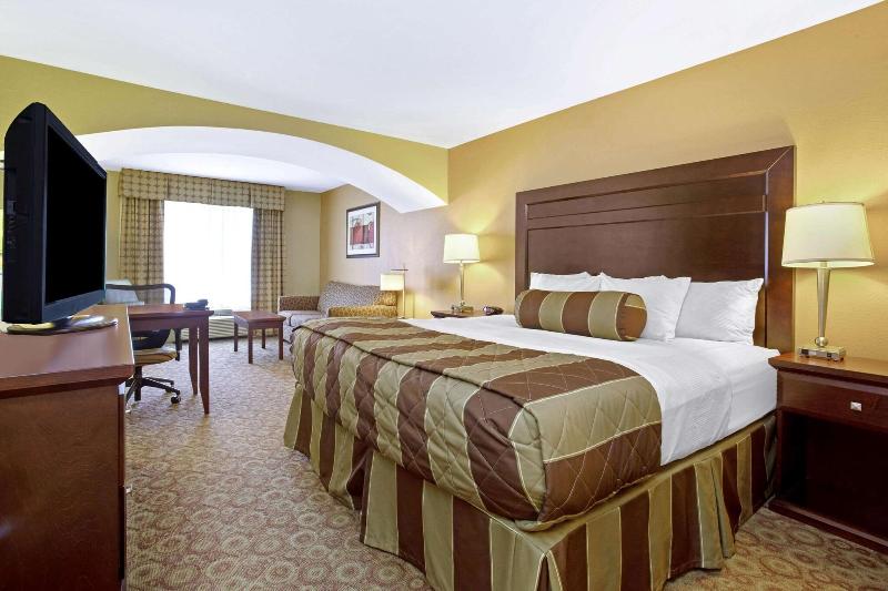 La Quinta Inn Suites By Wyndham Dickinson image