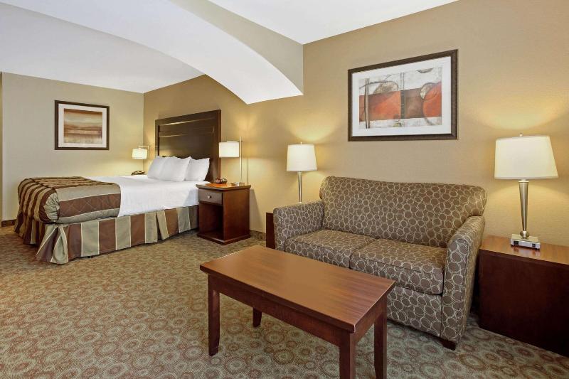 La Quinta Inn Suites By Wyndham Dickinson image