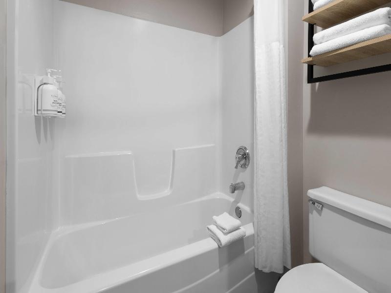 La Quinta Inn Suites By Wyndham Mansfield Oh image