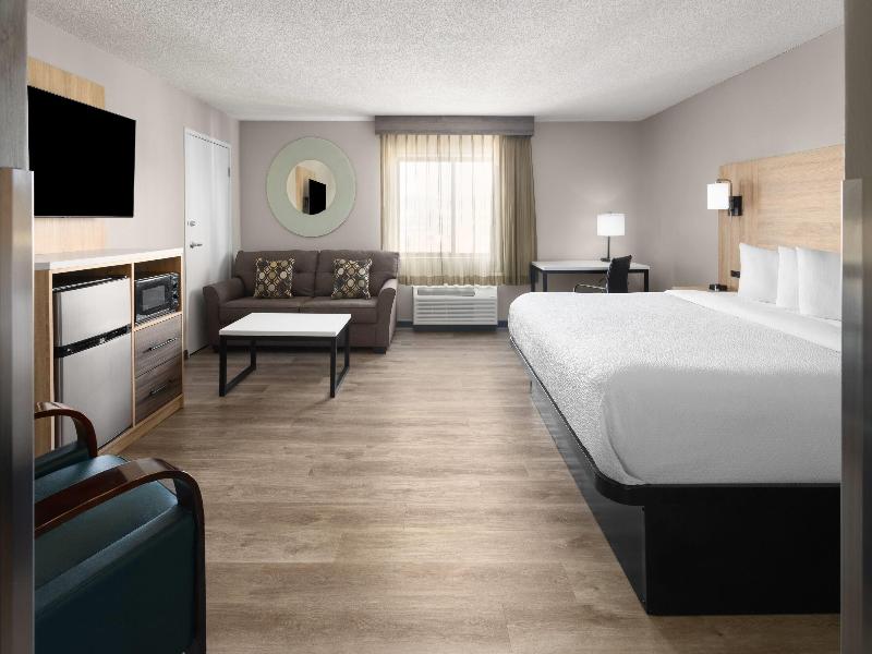 La Quinta Inn Suites By Wyndham Mansfield Oh image