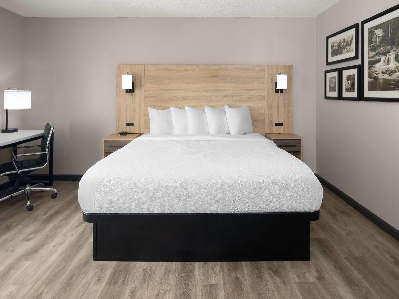 La Quinta Inn Suites By Wyndham Mansfield Oh image