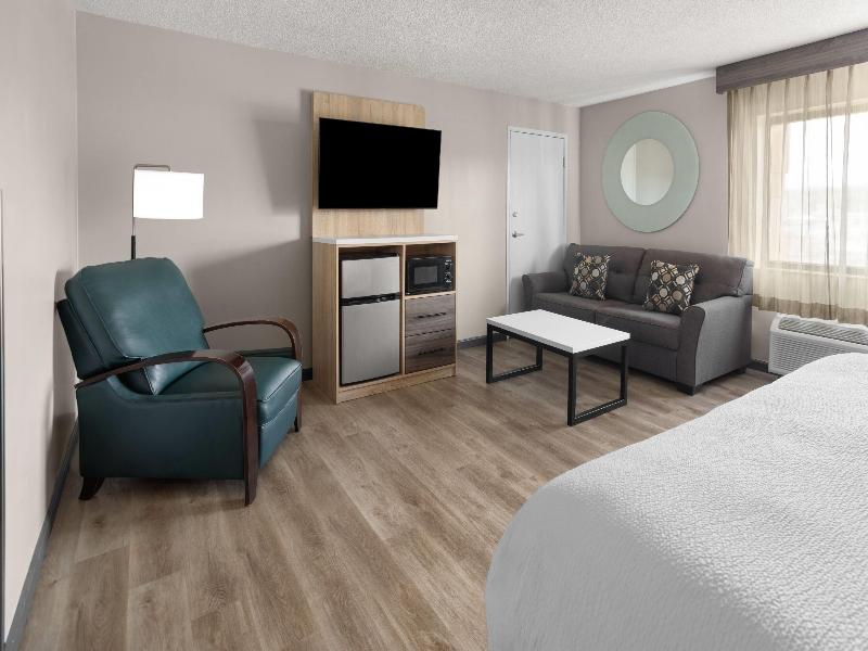 La Quinta Inn Suites By Wyndham Mansfield Oh image