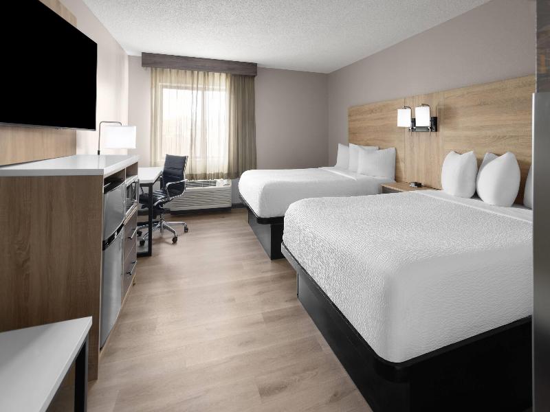 La Quinta Inn Suites By Wyndham Mansfield Oh image