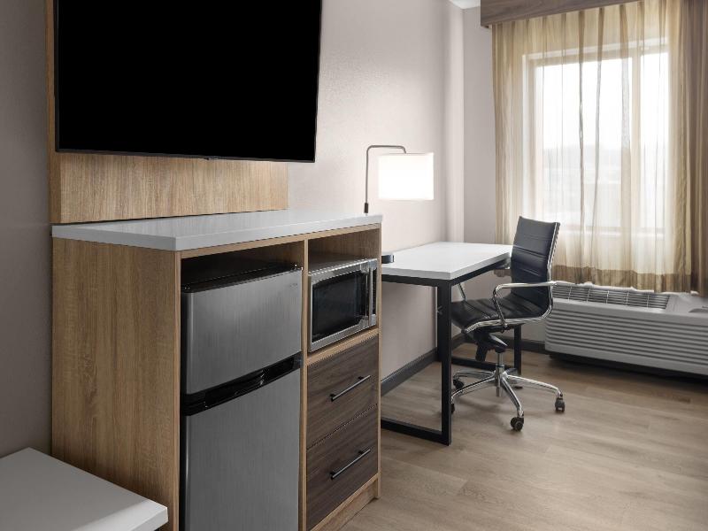 La Quinta Inn Suites By Wyndham Mansfield Oh image