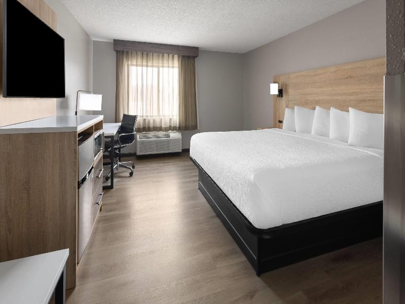 La Quinta Inn Suites By Wyndham Mansfield Oh image