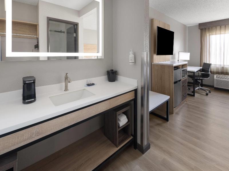 La Quinta Inn Suites By Wyndham Mansfield Oh image