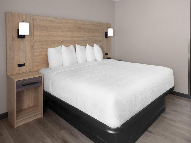 La Quinta Inn Suites By Wyndham Mansfield Oh image