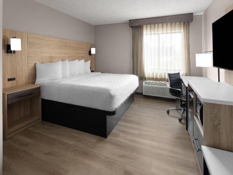 La Quinta Inn Suites By Wyndham Mansfield Oh image