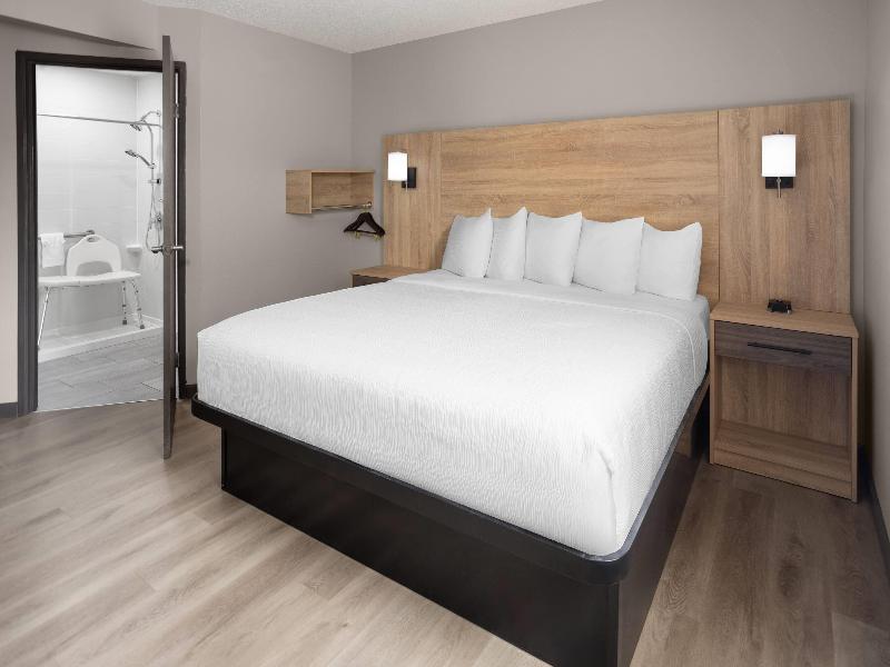 La Quinta Inn Suites By Wyndham Mansfield Oh image