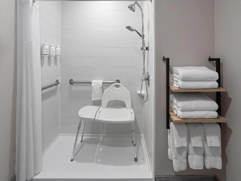 La Quinta Inn Suites By Wyndham Mansfield Oh image