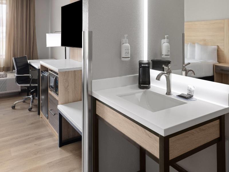La Quinta Inn Suites By Wyndham Mansfield Oh image