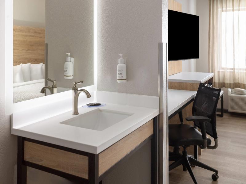 La Quinta Inn Suites By Wyndham Mansfield Oh image