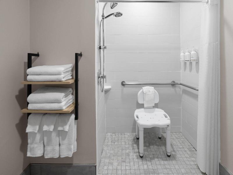 La Quinta Inn Suites By Wyndham Mansfield Oh image