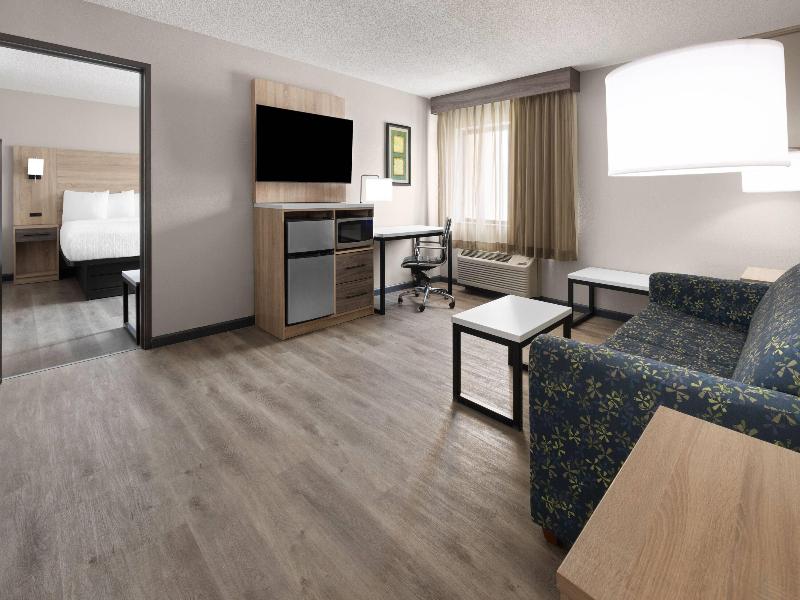 La Quinta Inn Suites By Wyndham Mansfield Oh image