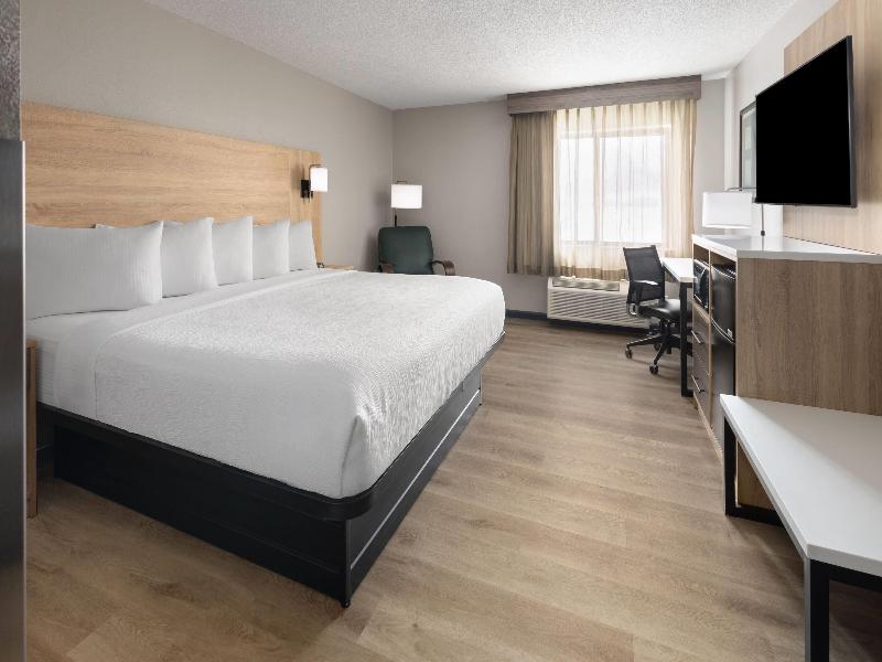 La Quinta Inn Suites By Wyndham Mansfield Oh image