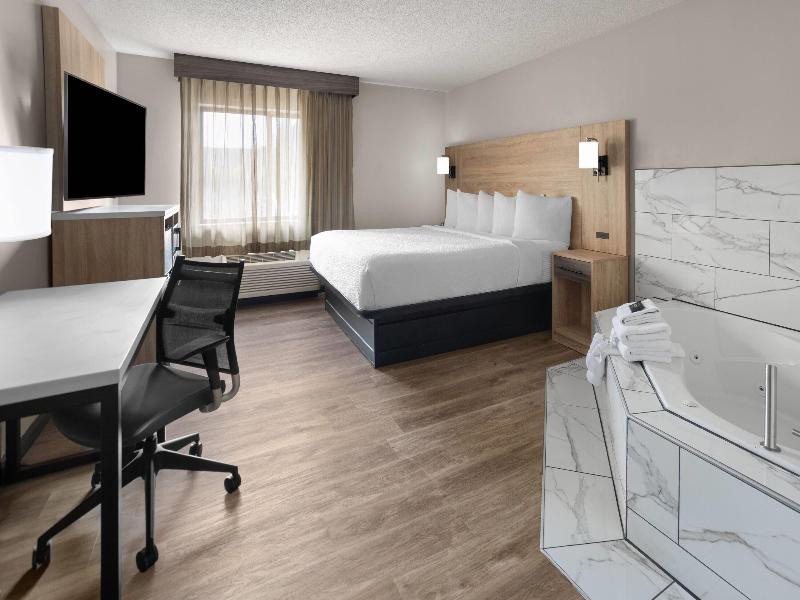 La Quinta Inn Suites By Wyndham Mansfield Oh image