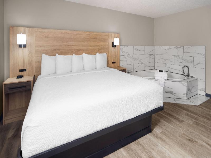 La Quinta Inn Suites By Wyndham Mansfield Oh image