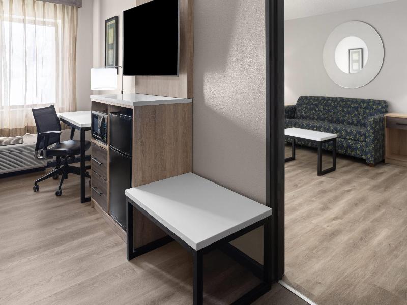 La Quinta Inn Suites By Wyndham Mansfield Oh image